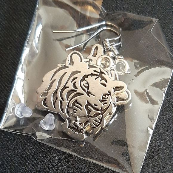 Sterling Silver hooks stainless steel tiger detailed earrings new - Picture 5 of 5
